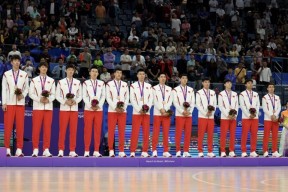 爱游戏网址 -莱比锡迎亚冠关键赛，清晨手感冰凉，球迷炸锅，球队文化再被提及(芙兰达塞维伦腰斩图)