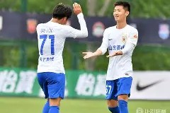 爱游戏娱乐 - 羽毛球淘汰赛掀起高潮，泰山白虎队大胜燕山天狼队，战至最后一刻——临场应变见真章