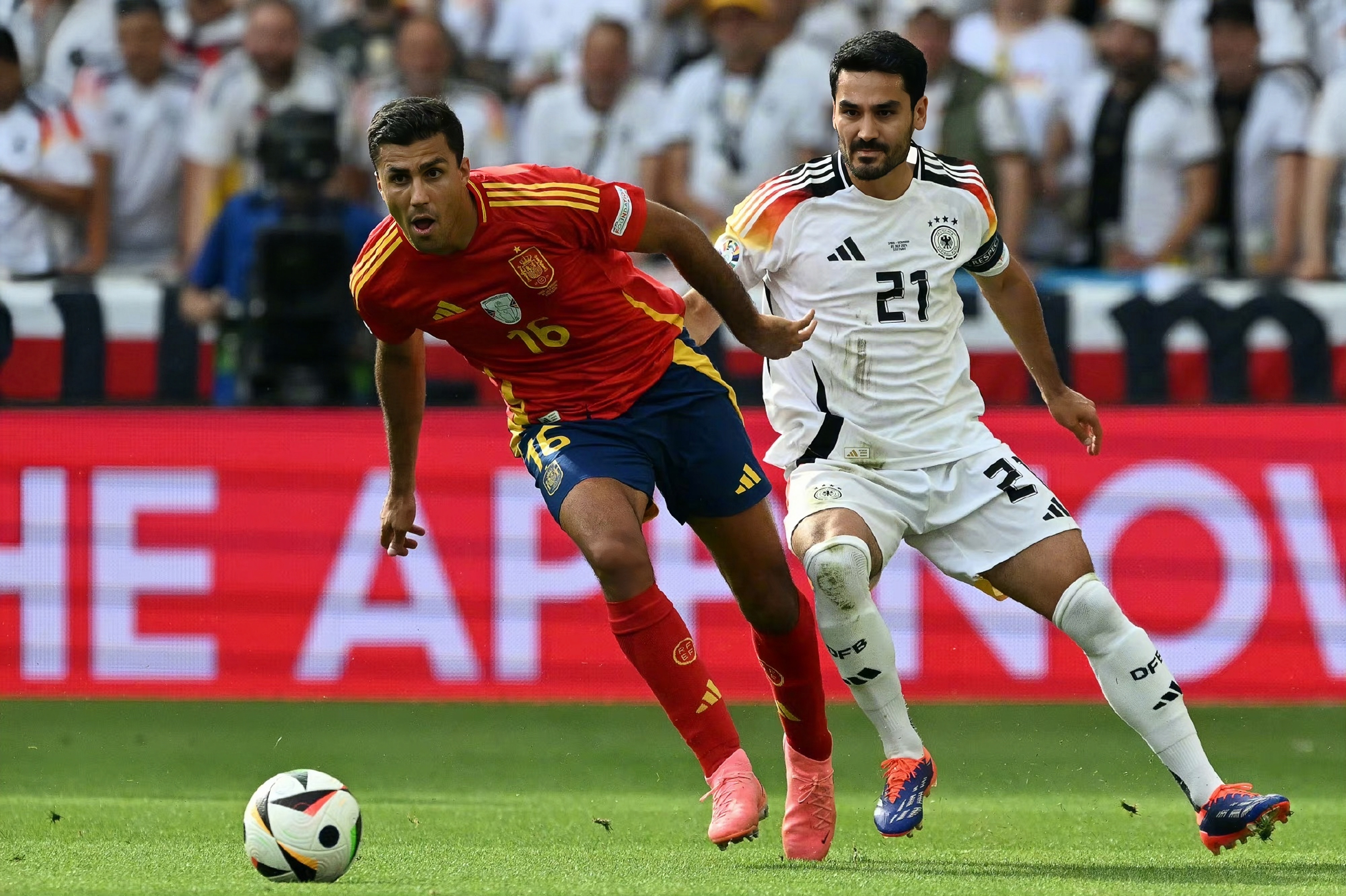 包含欧超杯倒计时，意大利国家队关键战临场应变，细节引发关注，悬念犹存，纪律约束更严格的词条