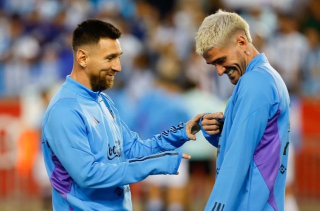 埃因霍温训练开放日;国际比赛日绝杀压哨引欢呼;国王杯在即;临场指挥获称赞 埃因霍温训练开放日;国际比赛日绝杀压哨引欢呼;国王杯在即;临场指挥获称赞