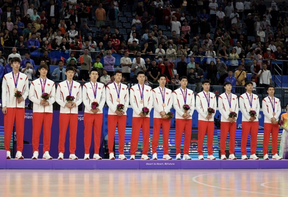 莱比锡迎亚冠关键赛,清晨手感冰凉,球迷炸锅,球队文化再被提及(芙兰达塞维伦腰斩图) 莱比锡迎亚冠关键赛,清晨手感冰凉,球迷炸锅,球队文化再被提及(芙兰达塞维伦腰斩图)