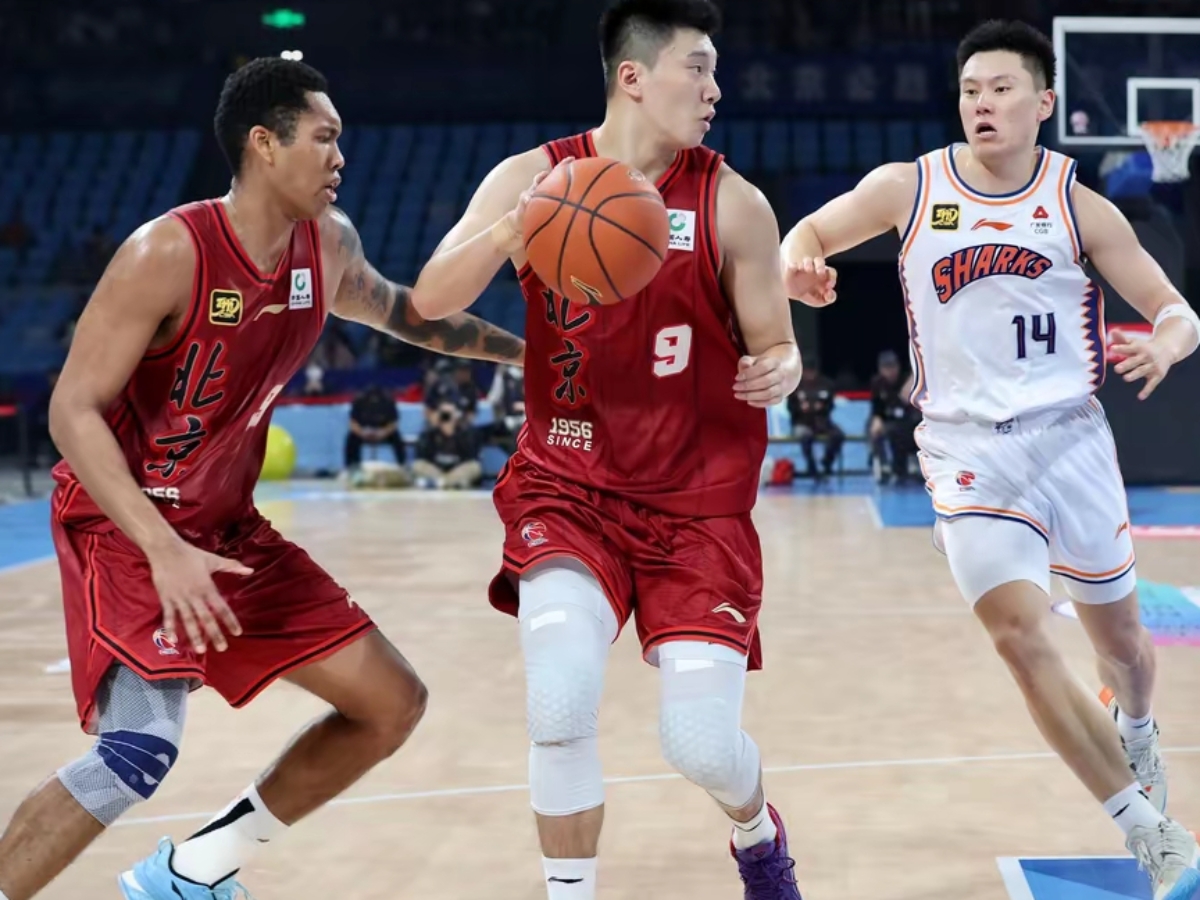 包含CBA常规赛今夜再迎强敌，深圳男篮调整名单，主帅态度：引发热议，临场指挥获称赞的词条