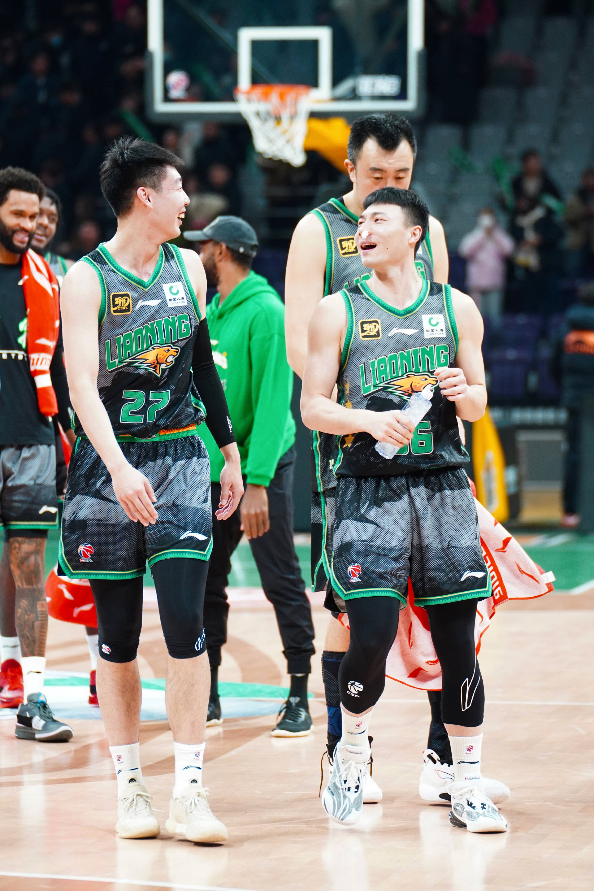 包含CBA常规赛今夜再迎强敌，深圳男篮调整名单，主帅态度：引发热议，临场指挥获称赞的词条